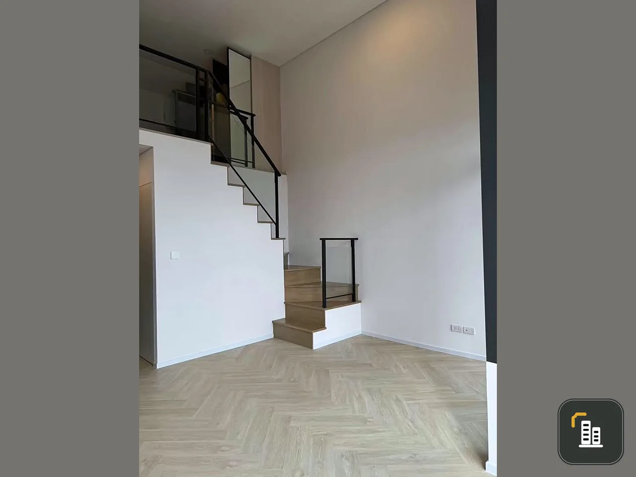 Down payment for sale, Landmark at MRT Station, 4.4 meters high ceiling, built-in closet, high floor, city view