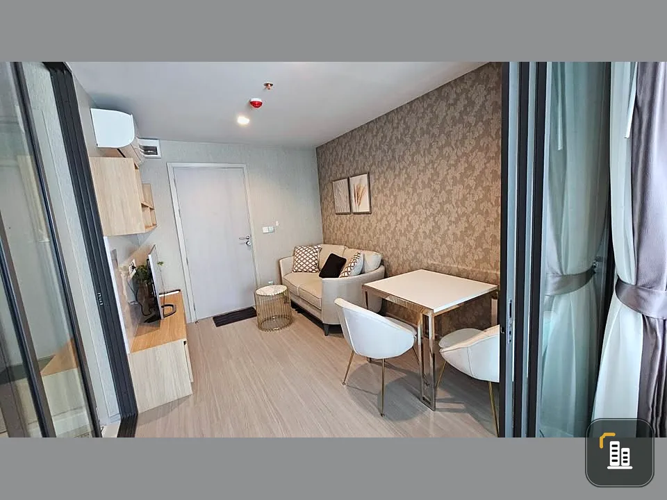For sale: Life Ladprao, 26th floor, very high, decorated with nice wallpaper, complete with furniture and appliances. Don't delay!