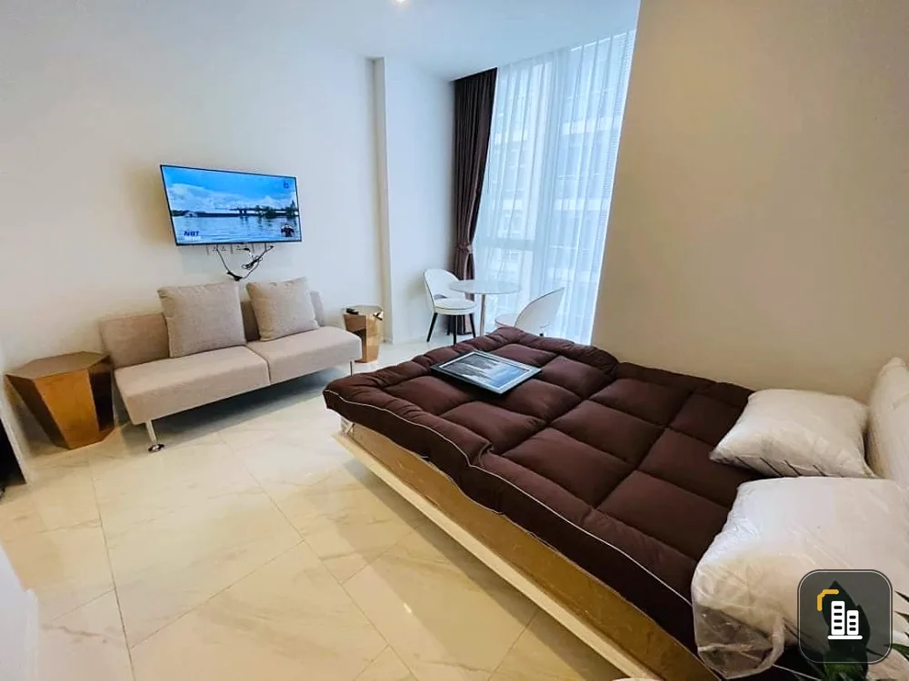 For sale: Hyde Sukhumvit 11, very high floor (30th floor), simply decorated, bright tones, easy on the eyes, easy on the mind, you can't miss it.