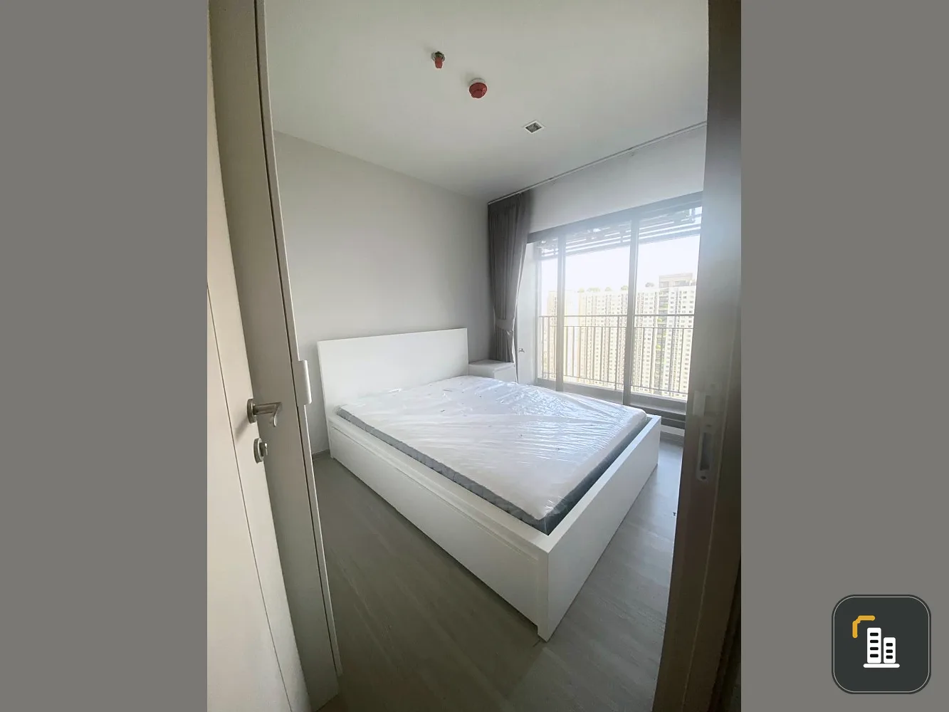 For rent: Life Sathorn - Sierra, high floor, spacious room, fully furnished, ready to move in, complete, all here in one place.