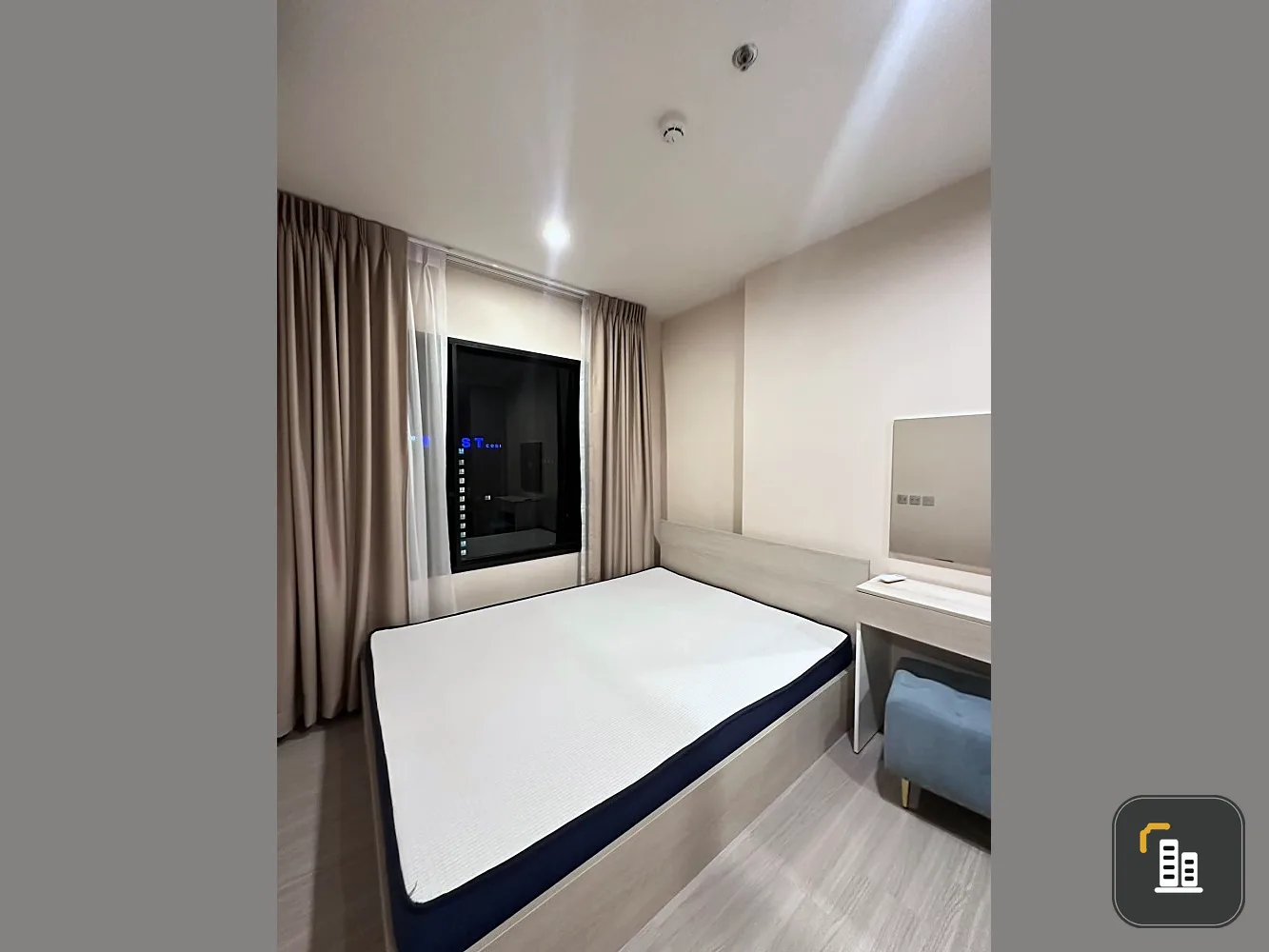 For rent: Aspire Erawan Prime, high floor, bright room, partitioned, with amenities. Don't just look.