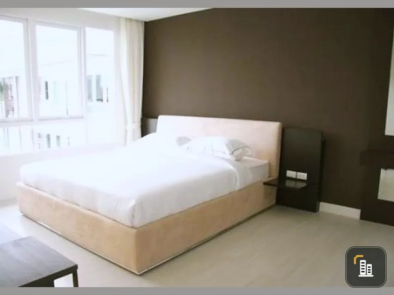 Hurry up. Rare corner room. Pool view. The interior is elegantly decorated, looks very good. Condo for sale, The Bangkok Sathorn-Taksin.