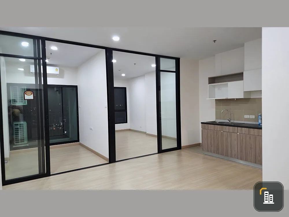 For sale: Supalai Loft Prajadhipok-Wongwian Yai, 11th floor, very spacious room, pool view. Interested? Hurry and reserve now!