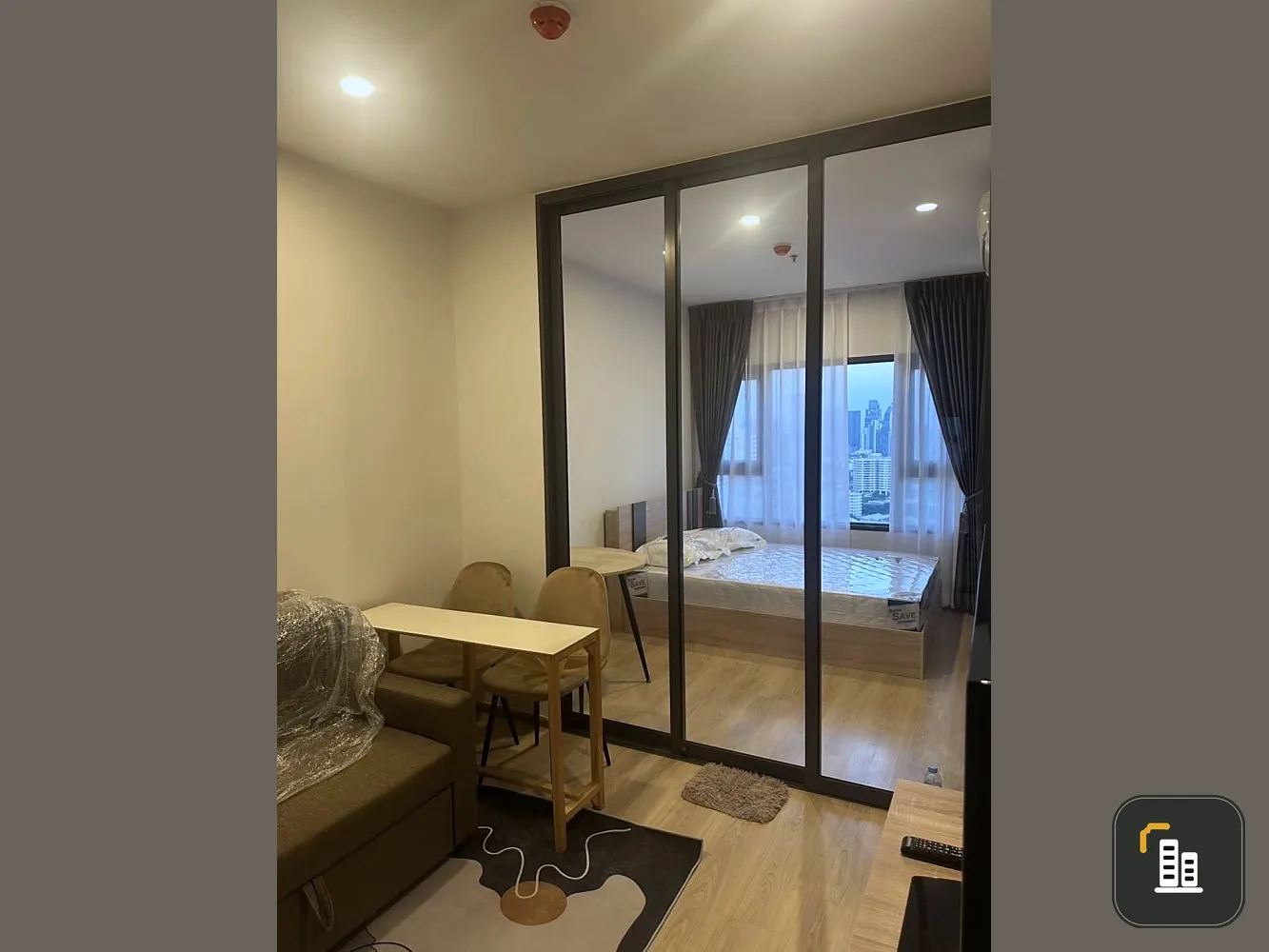 For rent: Life Rama 4 - Asoke, high floor, private corner room, fully furnished + electrical appliances, great view, hurry and book now.