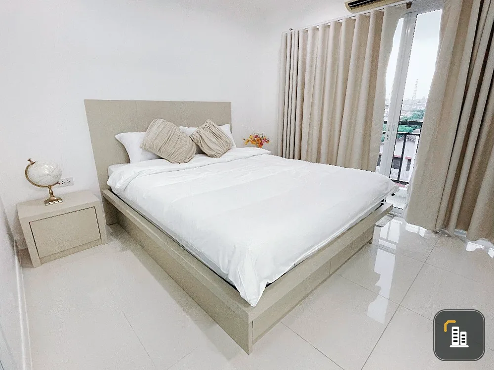Urgent sale: The Private at Suthisan, 5th floor, corner room, bright, private, fully furnished, ready to move in, don't wait.