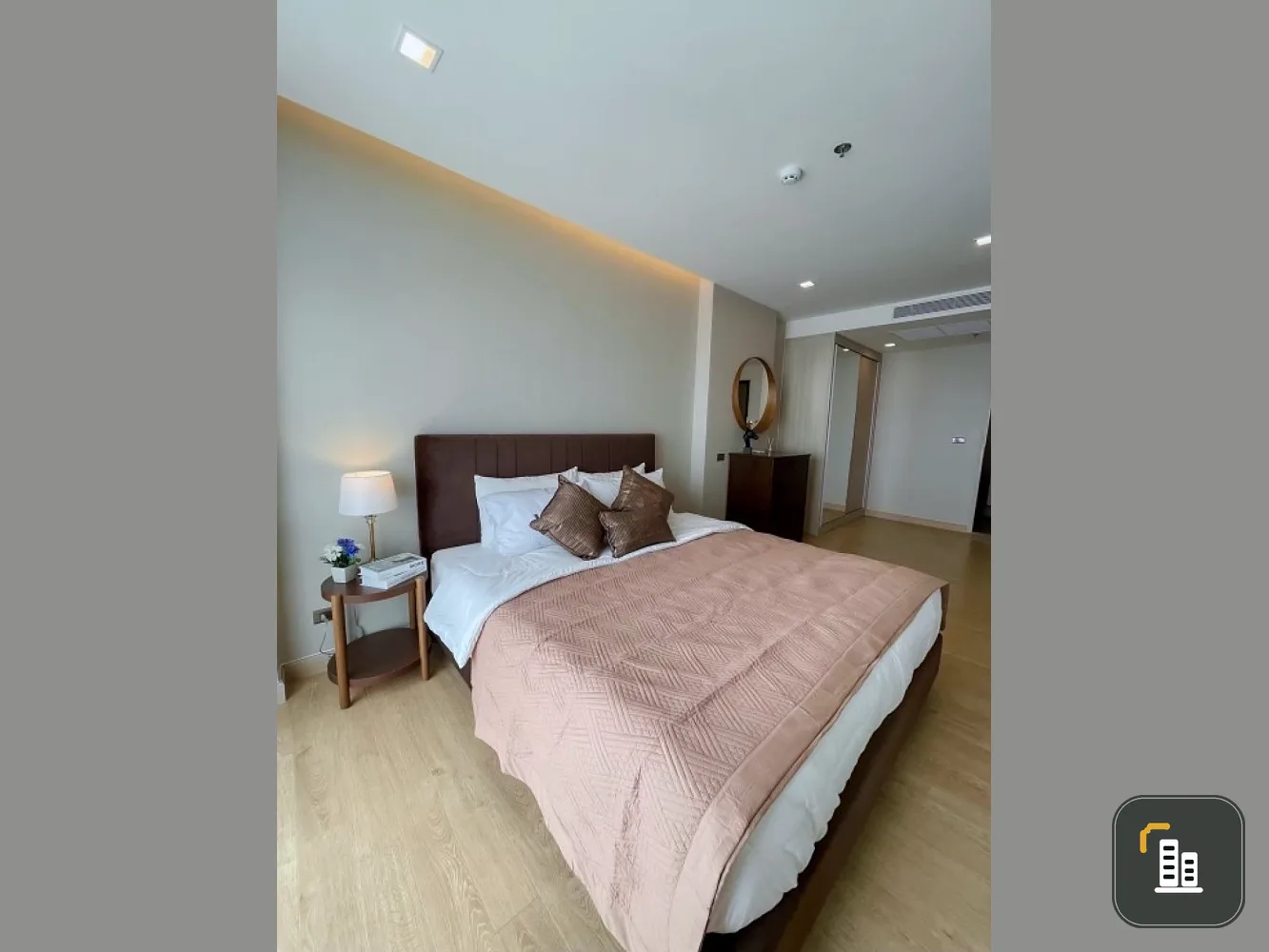 For rent: Infinity One, 19th floor, large room, beautifully decorated, with amenities. If you don't book, you'll really miss out.