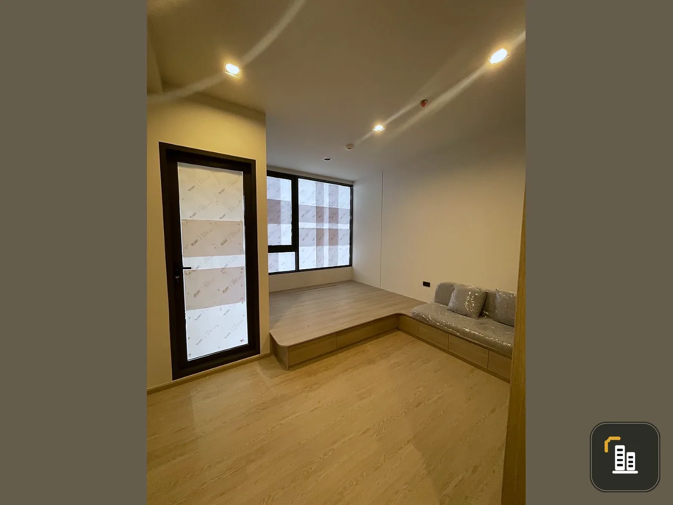 Down payment sale, Reference Sathorn-Wongwian Yai, corner room, private, fully furnished, come and own it now.