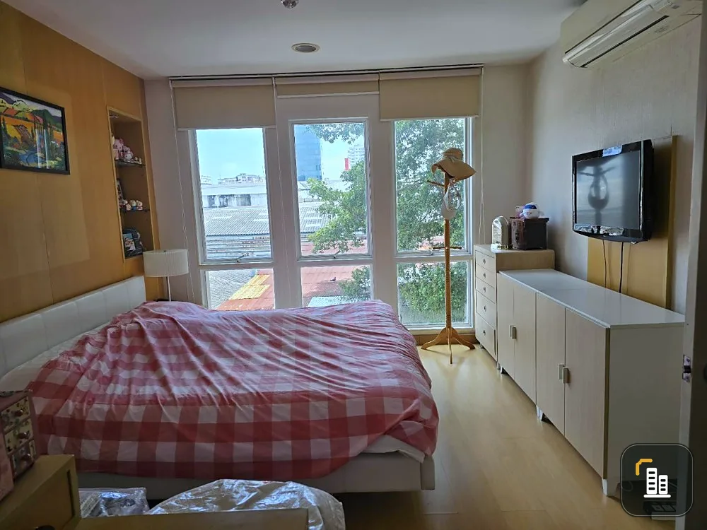 For sale: The Bangkok Narathiwat Ratchanakarin, very spacious room, nice to live in, quiet, peaceful, very private, hurry up and grab it.