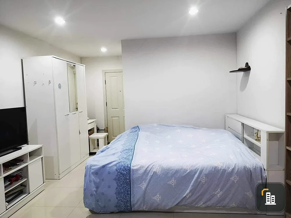 For sale: Regent Home 19 Sukhumvit 93, 7th floor, furniture included, reasonable price, easy on the pocket, just bring your bags and move in.