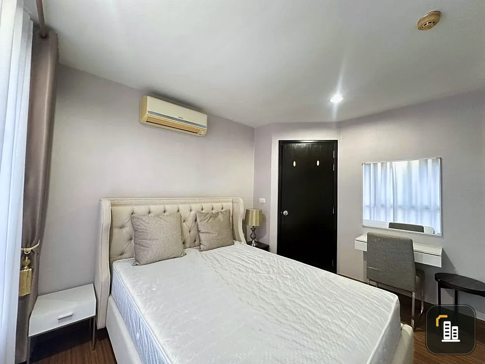 For sale: Diamond Ratchada Condo located on the roadside, near the BTS, very convenient to travel, with quality furniture, hurry up and grab it now.