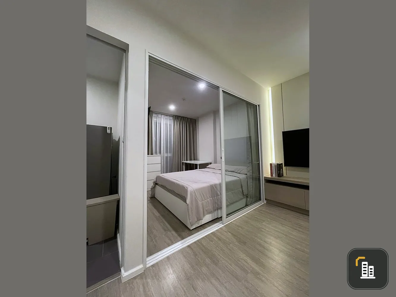 For rent: Blue Phahonyothin 35. Feel warm when you stay here. Good room number. Get rich when you stay here. Fully furnished. Just bring your belongin
