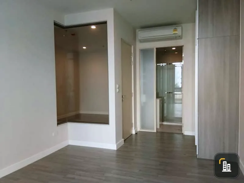 Very worthwhile. Condo for sale The Room bts Wongwian Yai. Great investment. It's great to live by yourself. Close to BTS. This price must hurry.