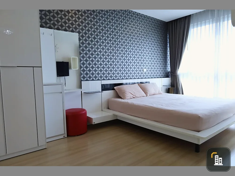 For sale: Happy Condo Lat Phrao 101, decorated with quality wallpaper, complete with famous brand furniture. Don't delay!