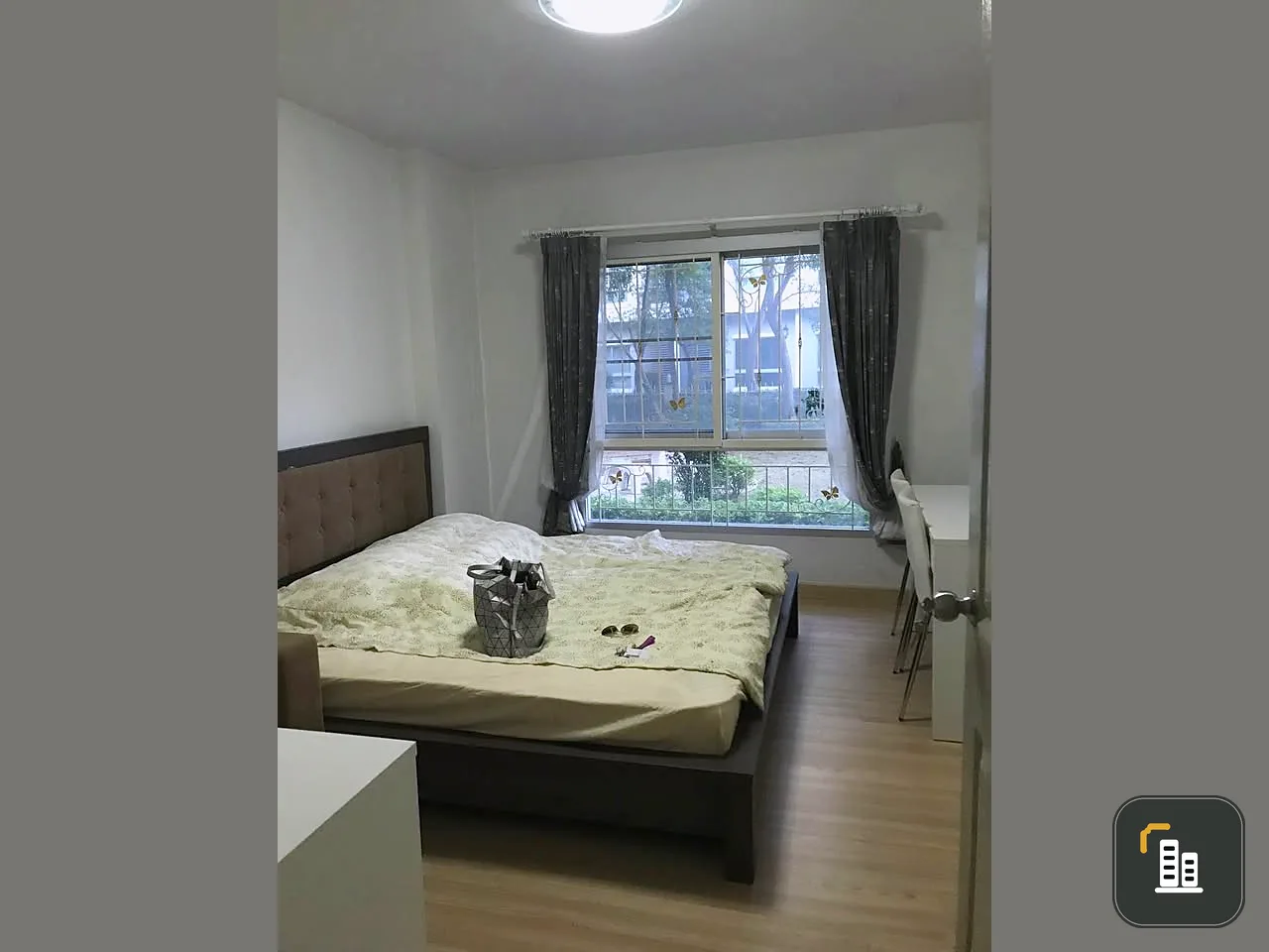 For sale: The Kit Tiwanon, spacious room with furniture, on the 1st floor, next to the garden, very shady. Can you not reserve it?