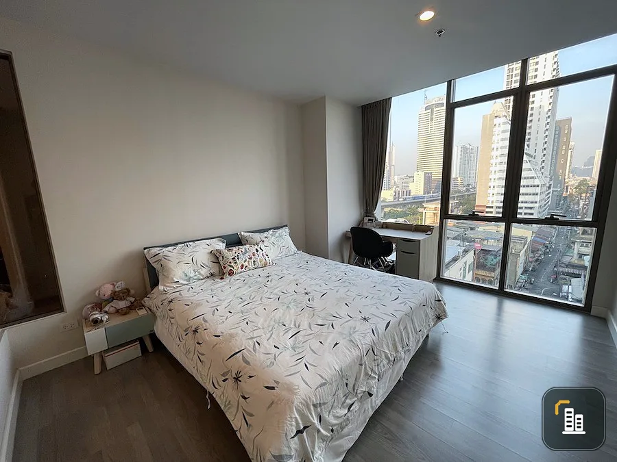 For sale: The Room BTS Wongwian Yai, 9th floor, large room, spacious, comfortable, with amenities. Come and reserve now.