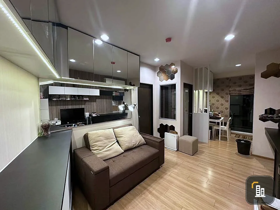 For sale: The Tempo Ratchada, beautifully decorated room, fully built-in with glass, complete with furniture. You must hurry and book now.