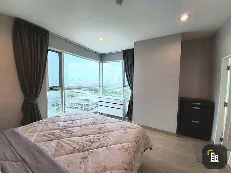 The Lighthouse Sathorn - Charoennakorn Condo for rent 2 bedrooms Chao Phraya River view. A bathtub with a great view