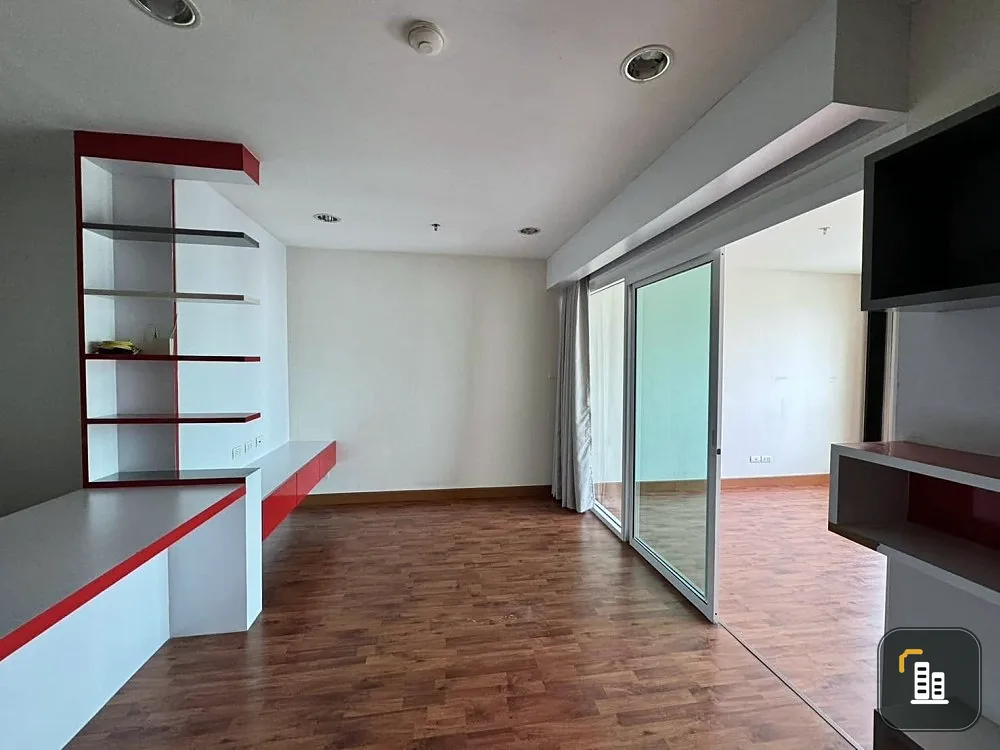 For sale: Bangkok Horizon Ramkhamhaeng, has beautiful built-in furniture, high floor, great breeze, must hurry.
