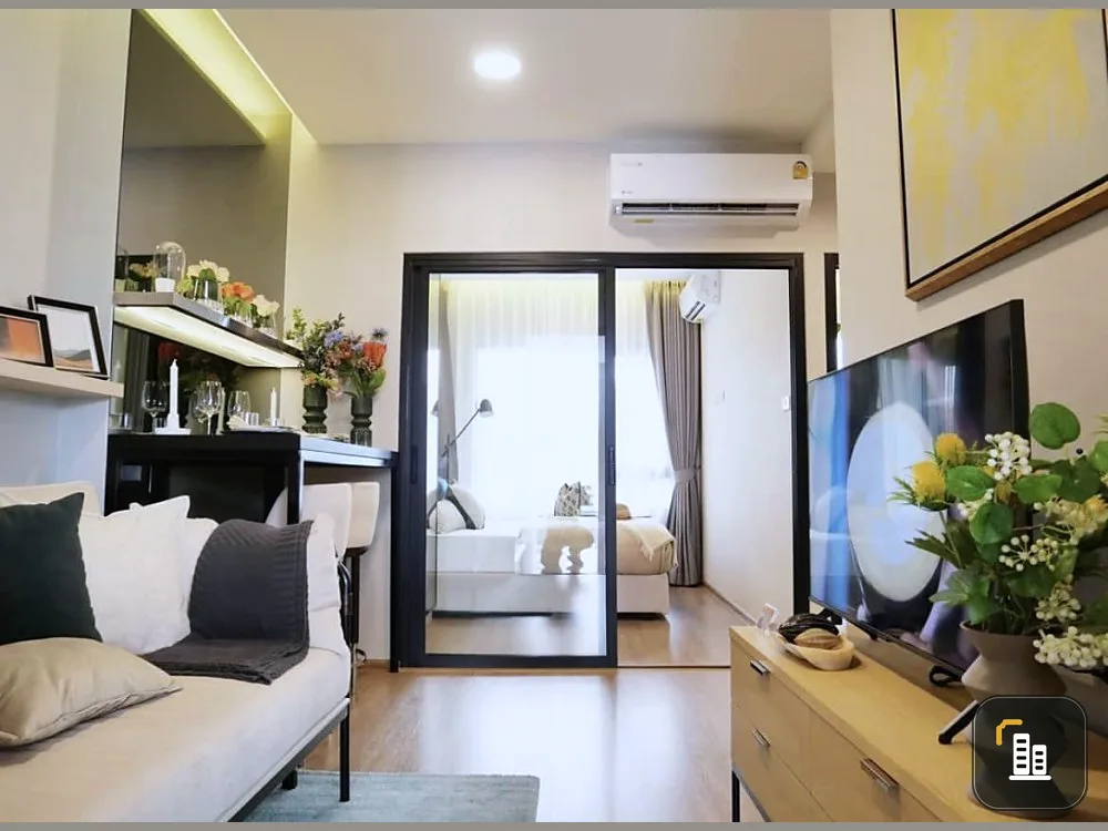 Selling down payment, The Living Ramkhamhaeng, 10th floor, spacious room, fully furnished, very good location, you can own it today.