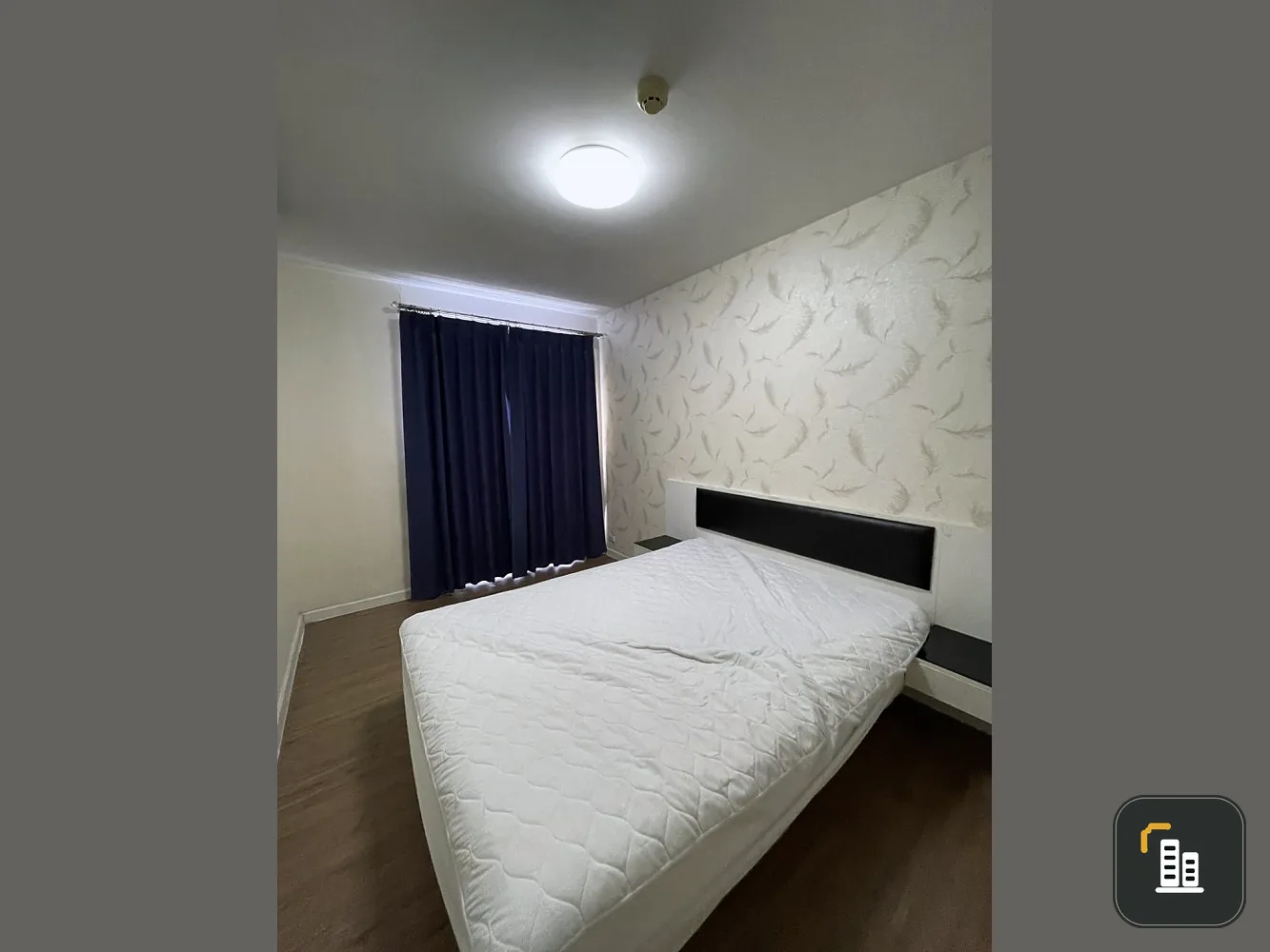 For sale: Icondo Sukhumvit 105, decorated with awesome wallpaper, great city view, fully furnished, just bring your bags and move in.