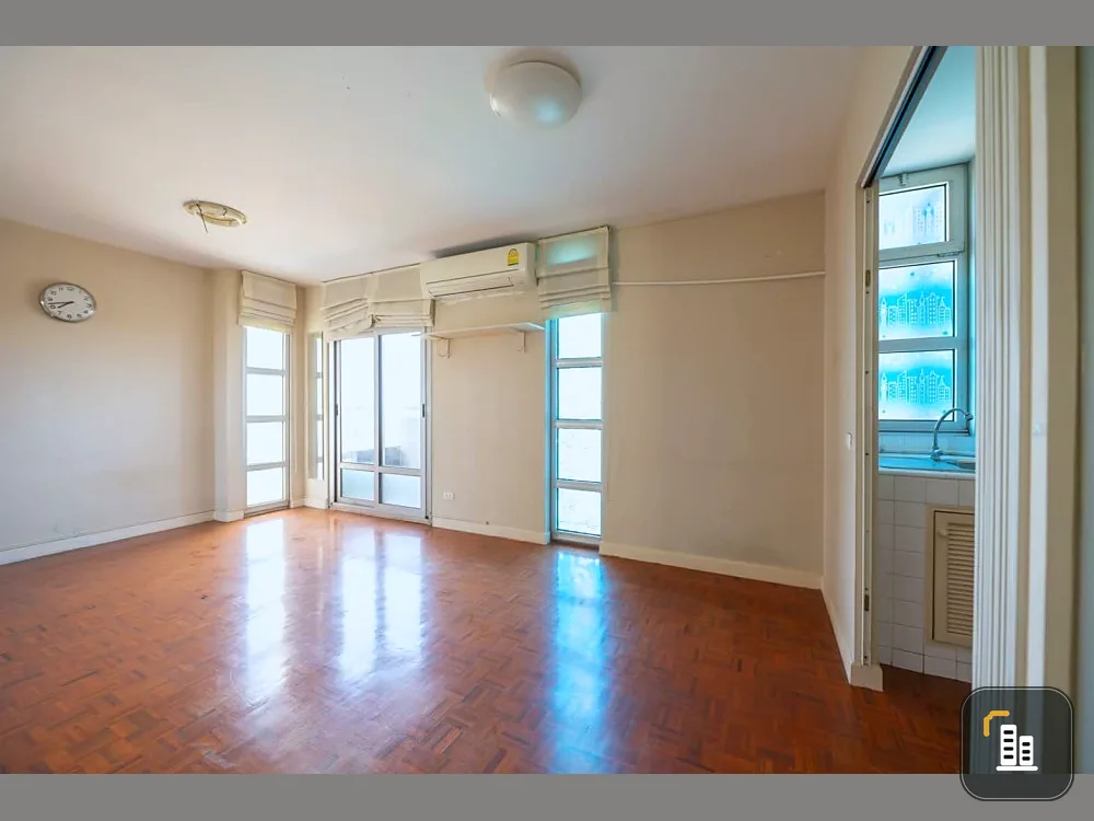 For sale: Victoria Lakeview Condominium, convenient transportation, original room, can be decorated as you like. Must book now.