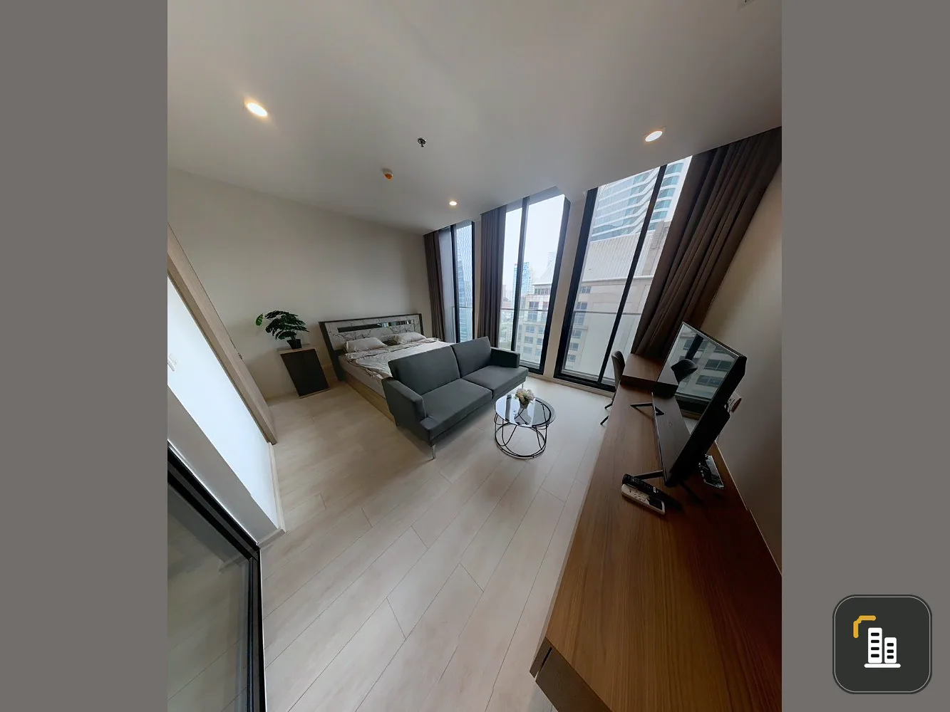 For rent Noble Ploenjit, 23rd floor, spacious room, comes with complete decorations. If interested, hurry and book now. Don't miss out. Hurry!
