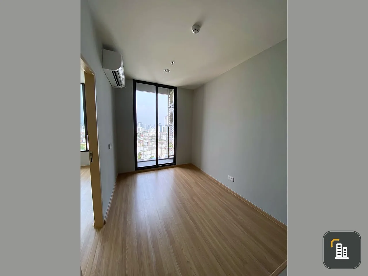 Selling a reservation slip for a condo, Skyrise Avenue Sukhumvit 64/1, 40th floor, with a high view and a great price. You can become the owner now.