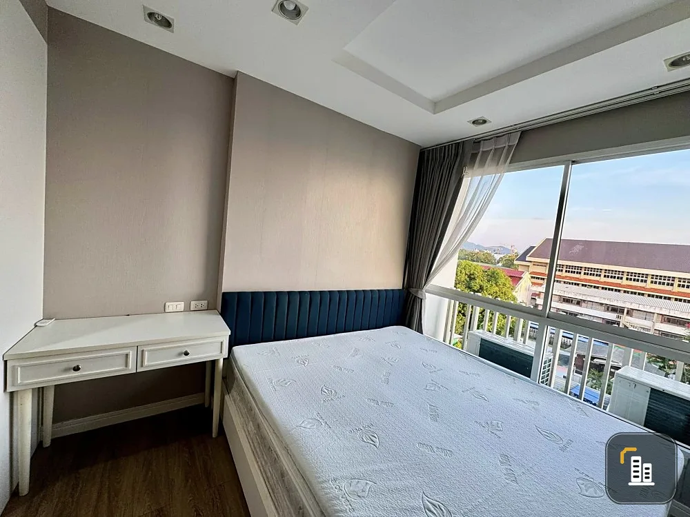 For rent: The Blue X Bangsaen, spacious room, walk-in closet with big screen TV. Movie lovers, don't miss out! Book now!