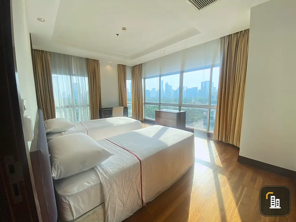 For rent Lumpini Park view, spacious room, worth the usable area, complete in one place, just drag one suitcase and move in.