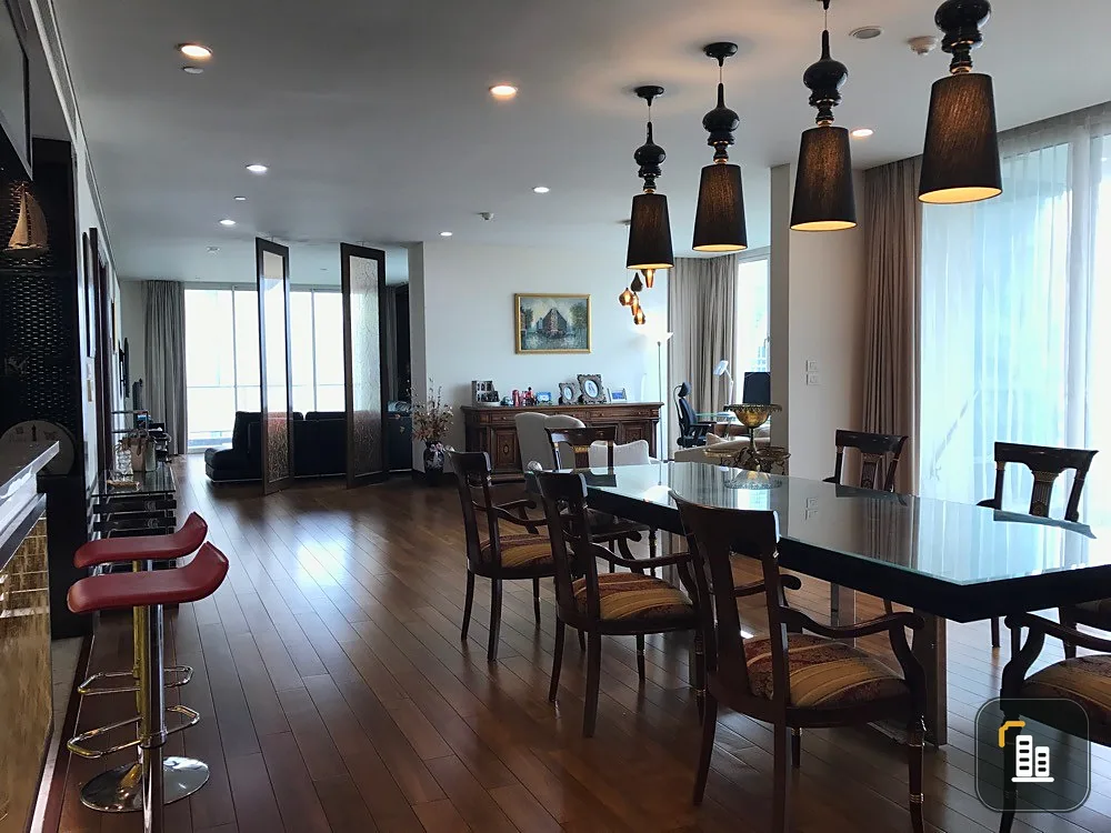 For rent: The Park Chidlom, 17th floor, fully furnished and equipped with electrical appliances, ready to move in, reserve now, don't miss out.
