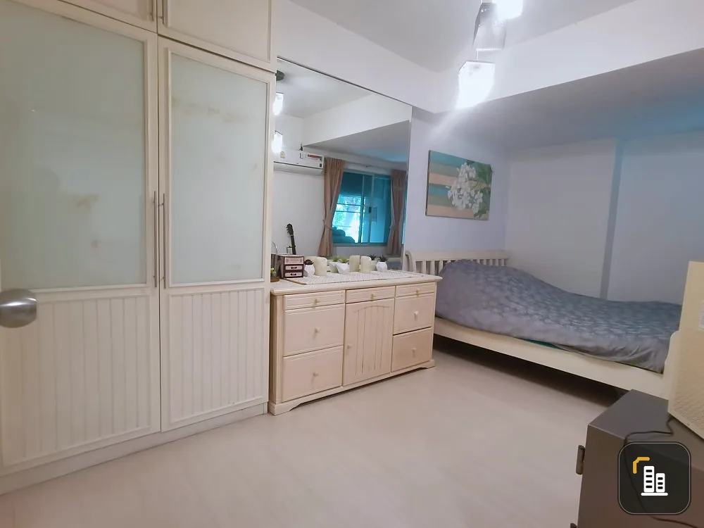 For sale: Lasalle Park, large built-in bedroom furniture, balcony next to the garden, swimming pool view, like being at home, don't miss it.
