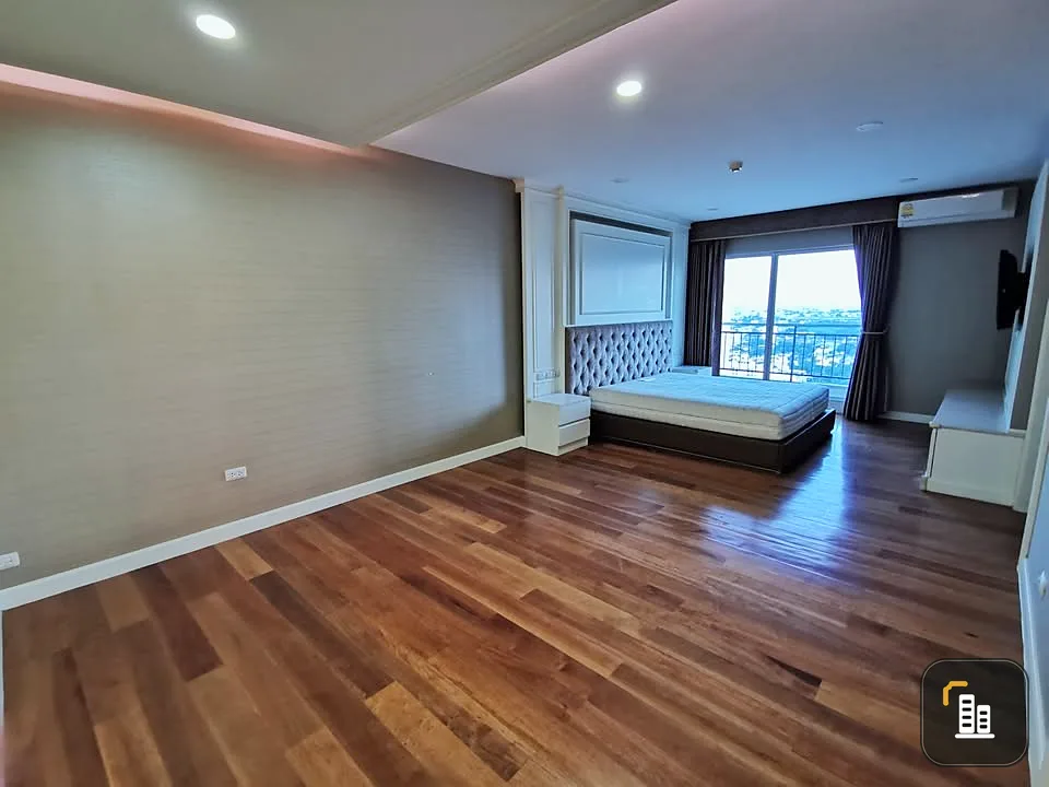 For rent Supalai Park Ekkamai-Thonglor, very large room, very family friendly, high floor, no building blocking the view, must book.