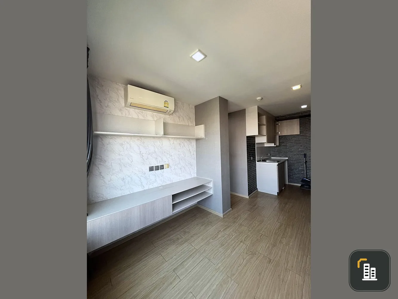 For sale: Winn Condo Phahon Yothin 52, single corner room, no walls attached to anyone, not stuffy, swimming pool view, hurry up and grab it!