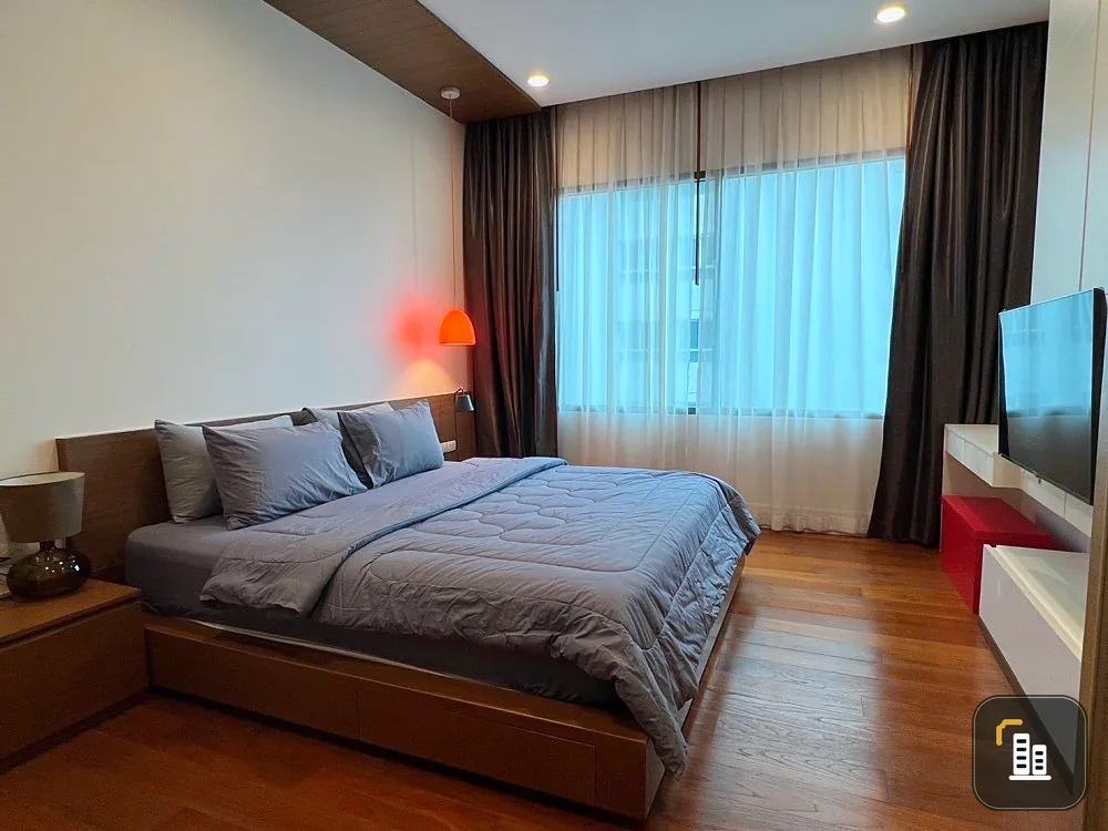 For rent or sale: Bright Sukhumvit 24, ready to move in, spacious living space, definitely don't miss it.