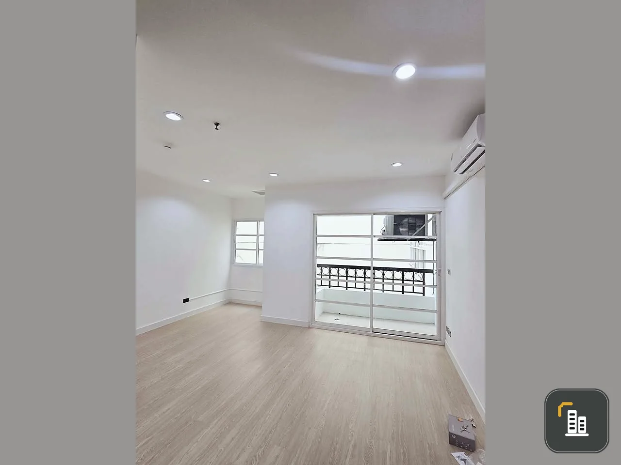 For sale: Johnny Tower, 9th floor, size 29.79 sq m. Bright, clean, airy room, can be decorated as you like.