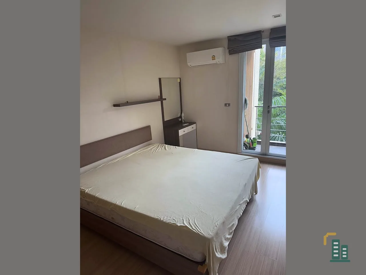 For sale: Tree Condo Ekkamai (Sukhumvit 42). Very spacious room, plenty of usable space, shady tree view. Hurry and book now!