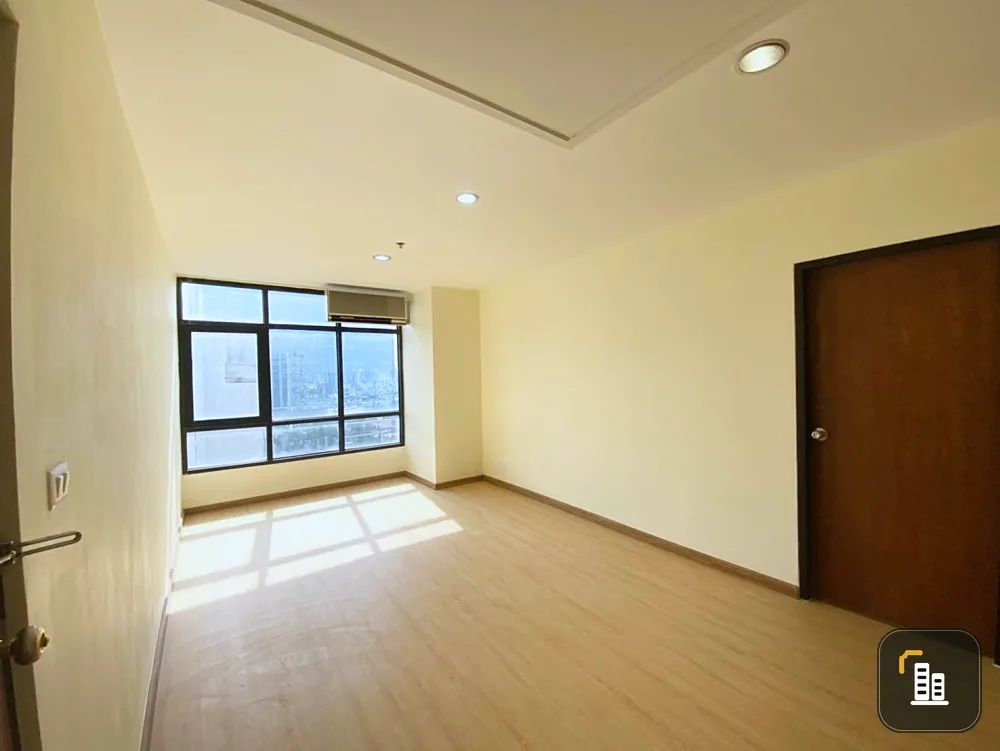 For sale: Phayathai Place, 20th floor, highest floor, BTS view, airy and comfortable room, lots of usable space. I must say that you must book.