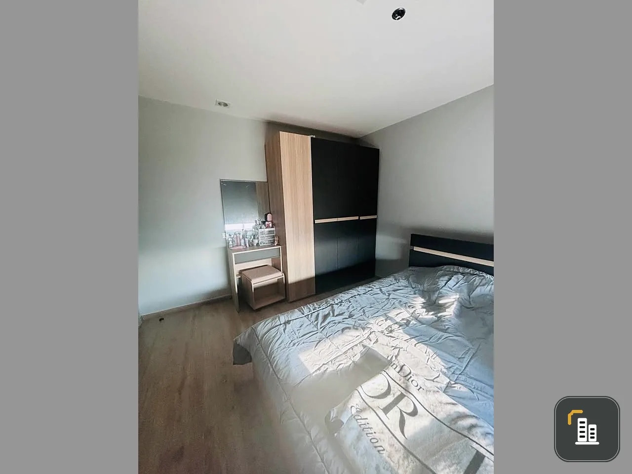 For sale: Rich Park @ Chao Phraya with a 7.6 meter wide room, great city view, fully furnished, interested, book now.