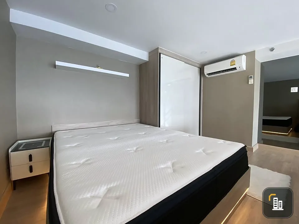 For sale: Knightsbridge Tiwanon Duplex Room with mezzanine, very high floor, quiet corner room, don't miss out if you book.