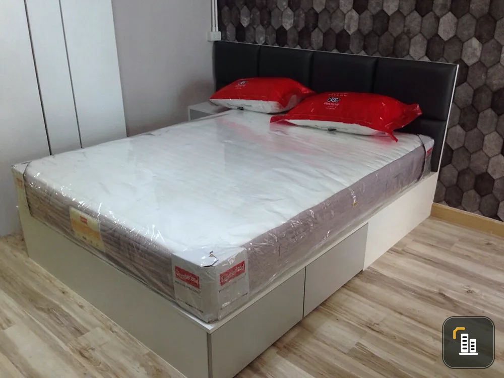 For sale: A Space Sukhumvit 77, fully furnished room, with stunning wallpaper, garden view, not hot, very good value for money.