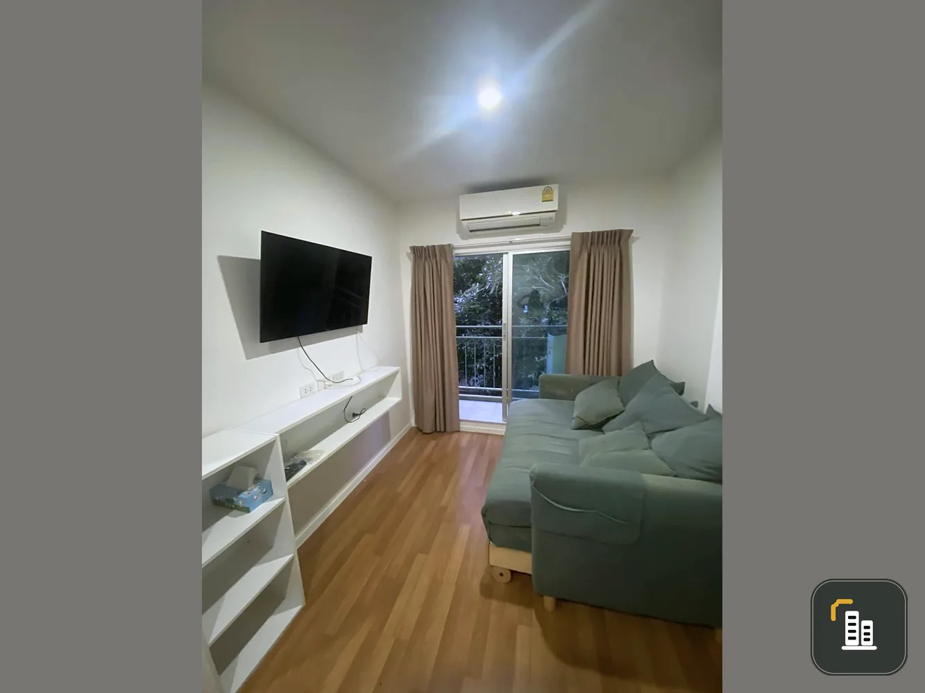 For sale: Lumpini Place Bangna Km.3 with bed + built-in cabinet, 2nd floor, tree view, very shady. If you don't reserve, you'll really miss out.