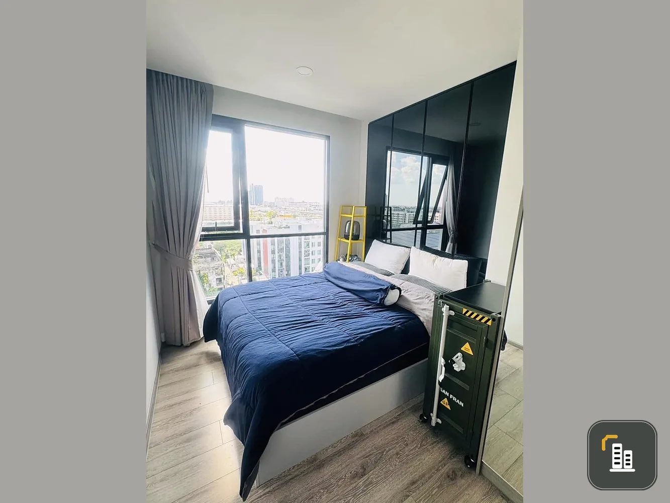 For rent: Knightsbridge Collage Sukhumvit 107, corner room, built-in furniture in industrial loft style, well designed.
