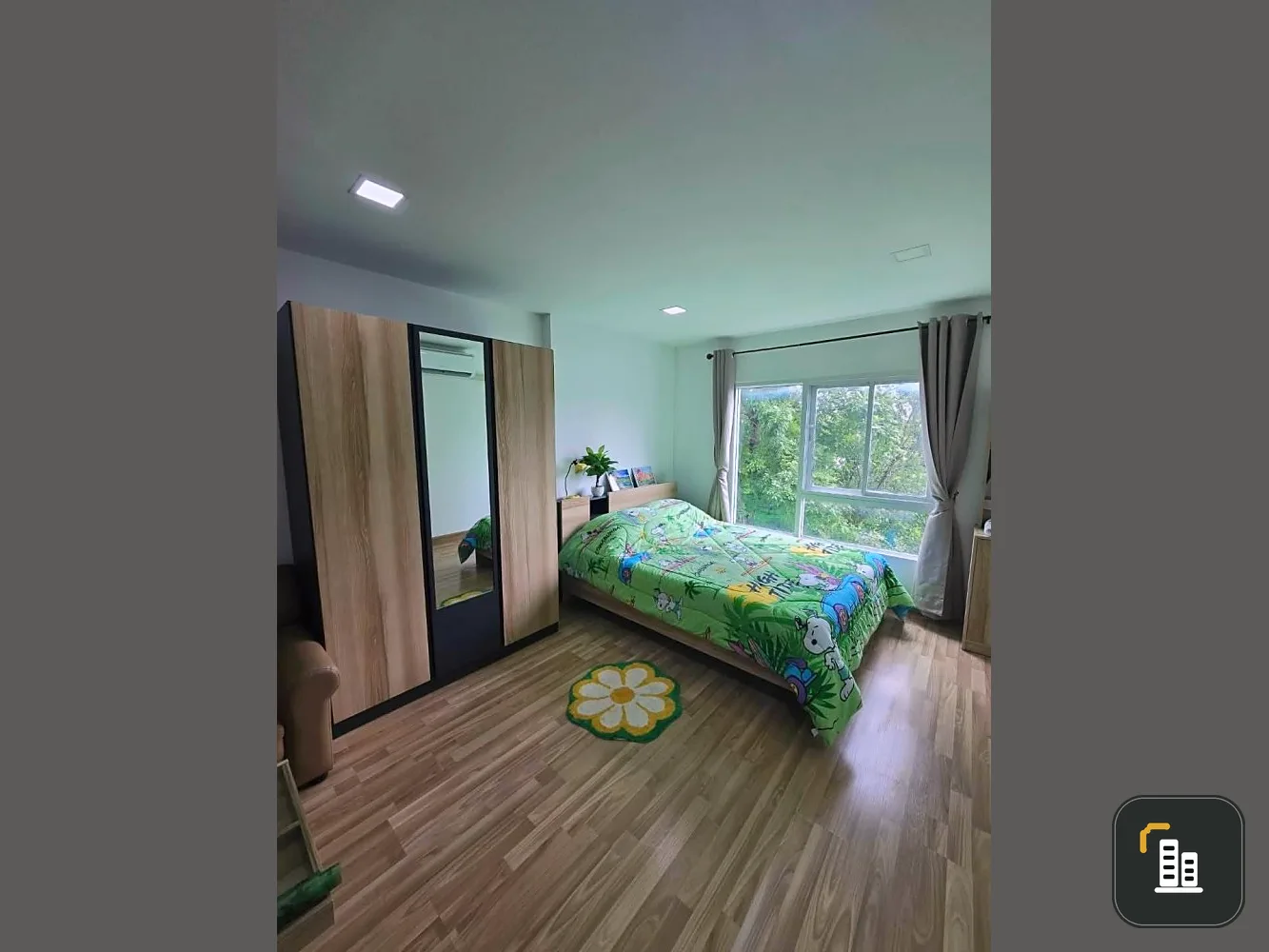 For rent: The One Plus Srinakarin, with artificial grass balcony, 4th floor, treetop view, very shady, don't miss it.