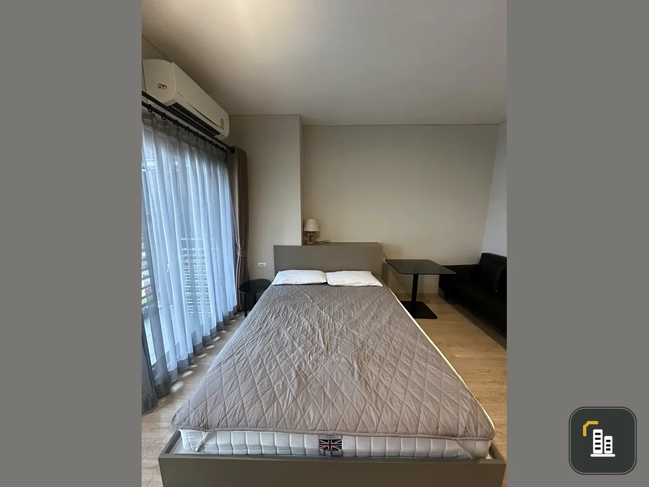 For sale/rent Ideo sathorn wongwian yai, very beautiful room, 17th floor, city view, very good atmosphere. The room is ready. Hurry up.