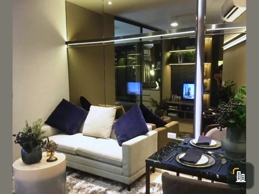 Sell IDEO Sathorn-Wongwianyai The room is very beautiful, looks luxurious, built in kitchen, fully furnished. Very ready, book now.
