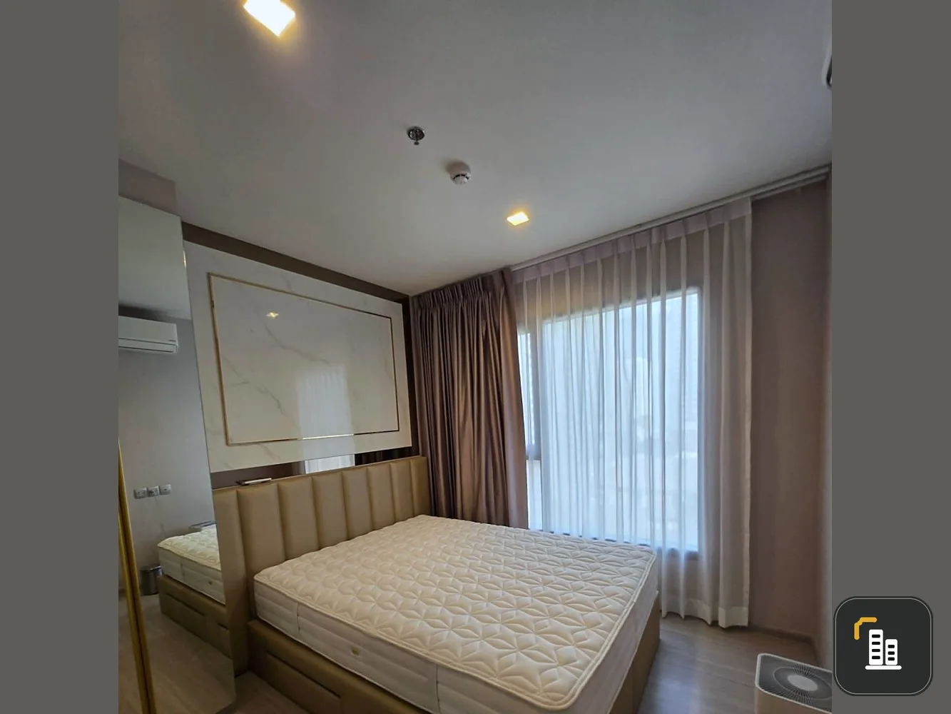 For rent: Life Asoke Hype, beautifully decorated room, built-in throughout the room in a simple and luxurious style, full of electrical appliances.