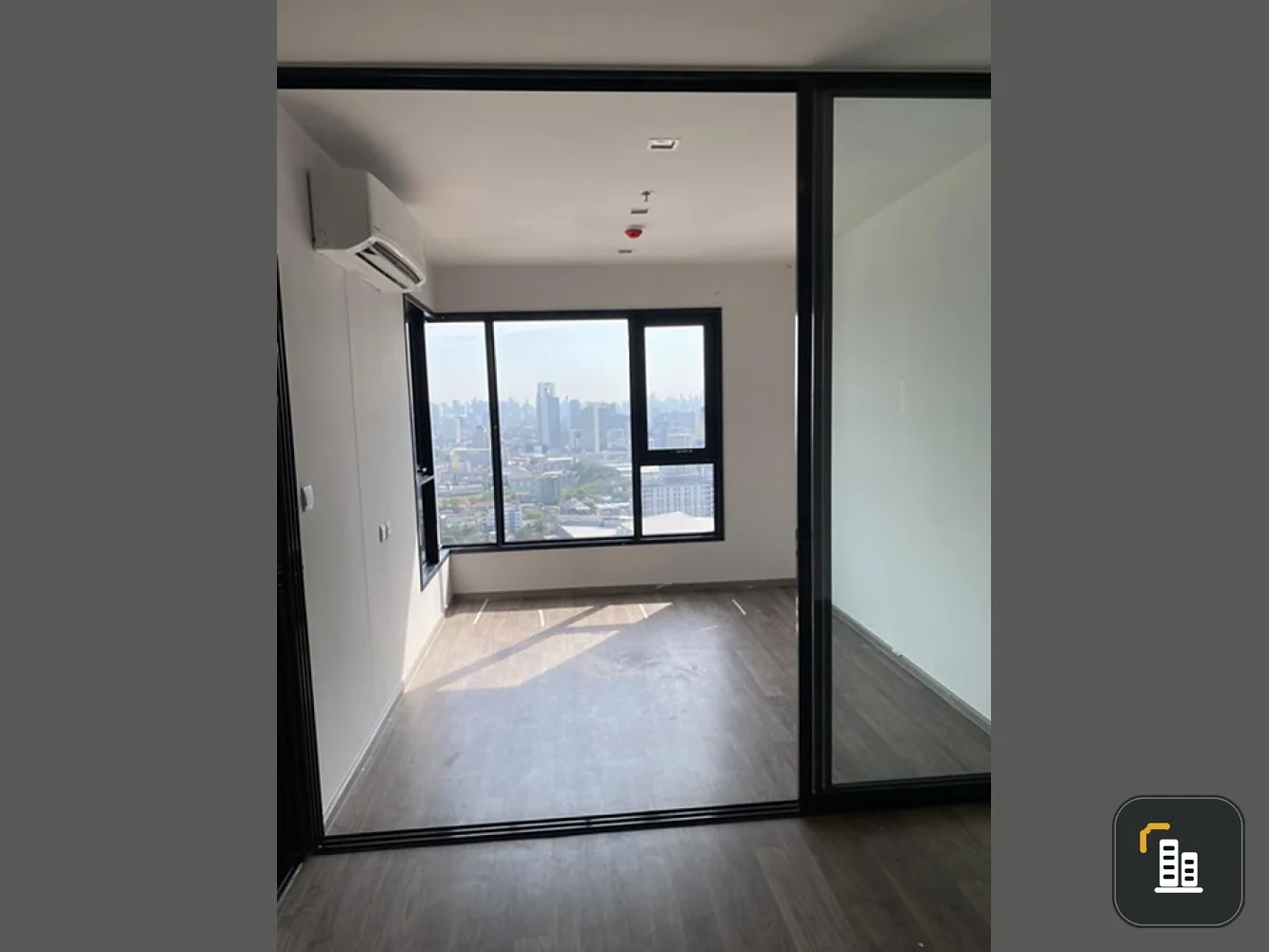 For sale: Life Ladprao Valley, 31st floor, south side, view of Chatuchak Park, empty room, corner room, interested in owning, hurry and reserve now.