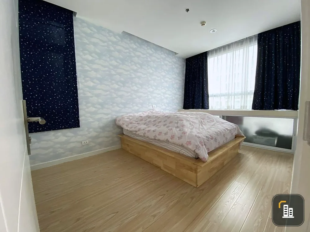 For sale TC Green Condo, corner room with privacy, 19th floor, high view, good price, come and own it now.