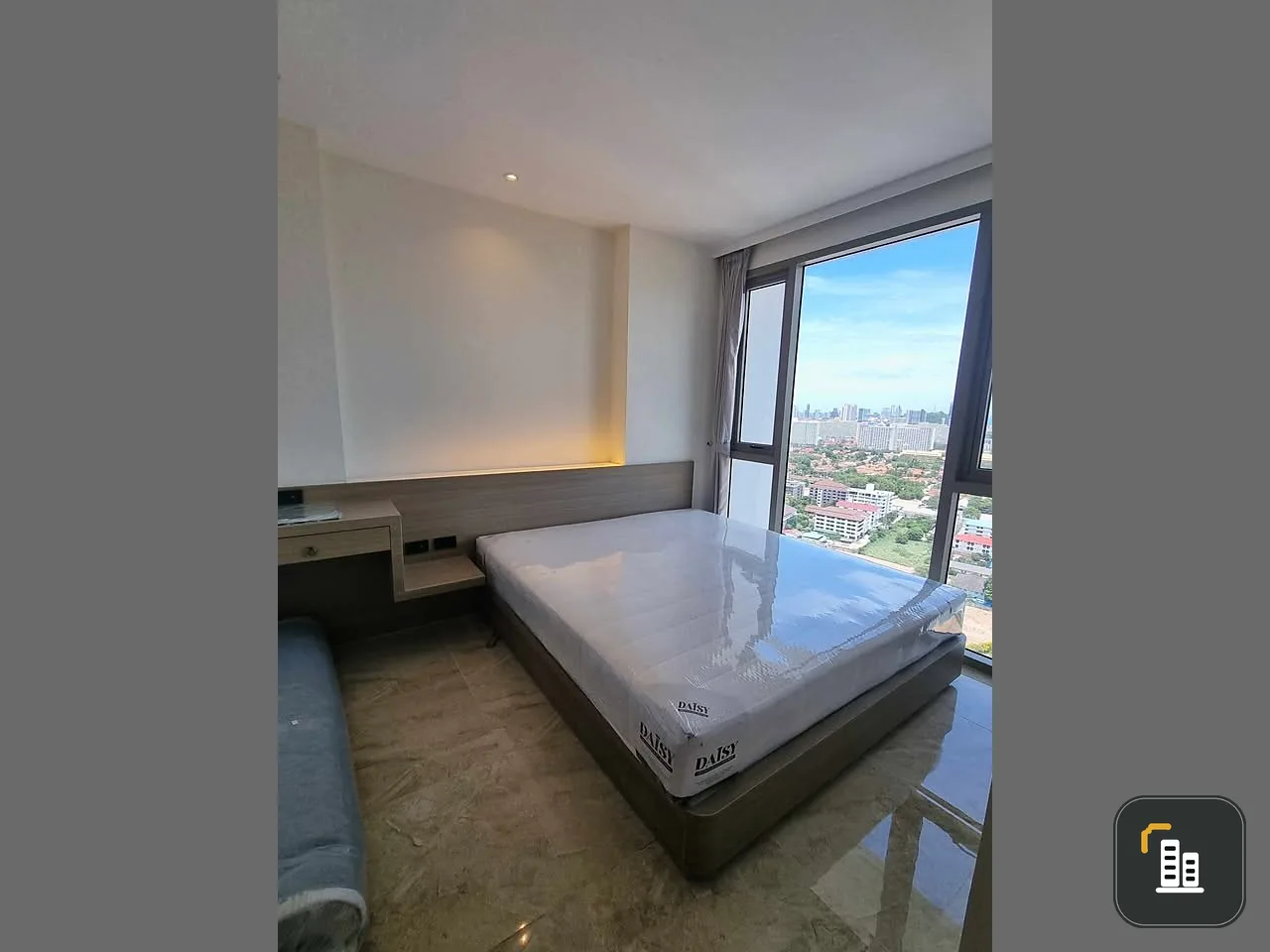 For sale: The Riviera Ocean Drive (Jomtien), 30th floor, spacious room, fully furnished, interested in owning, reserve now.
