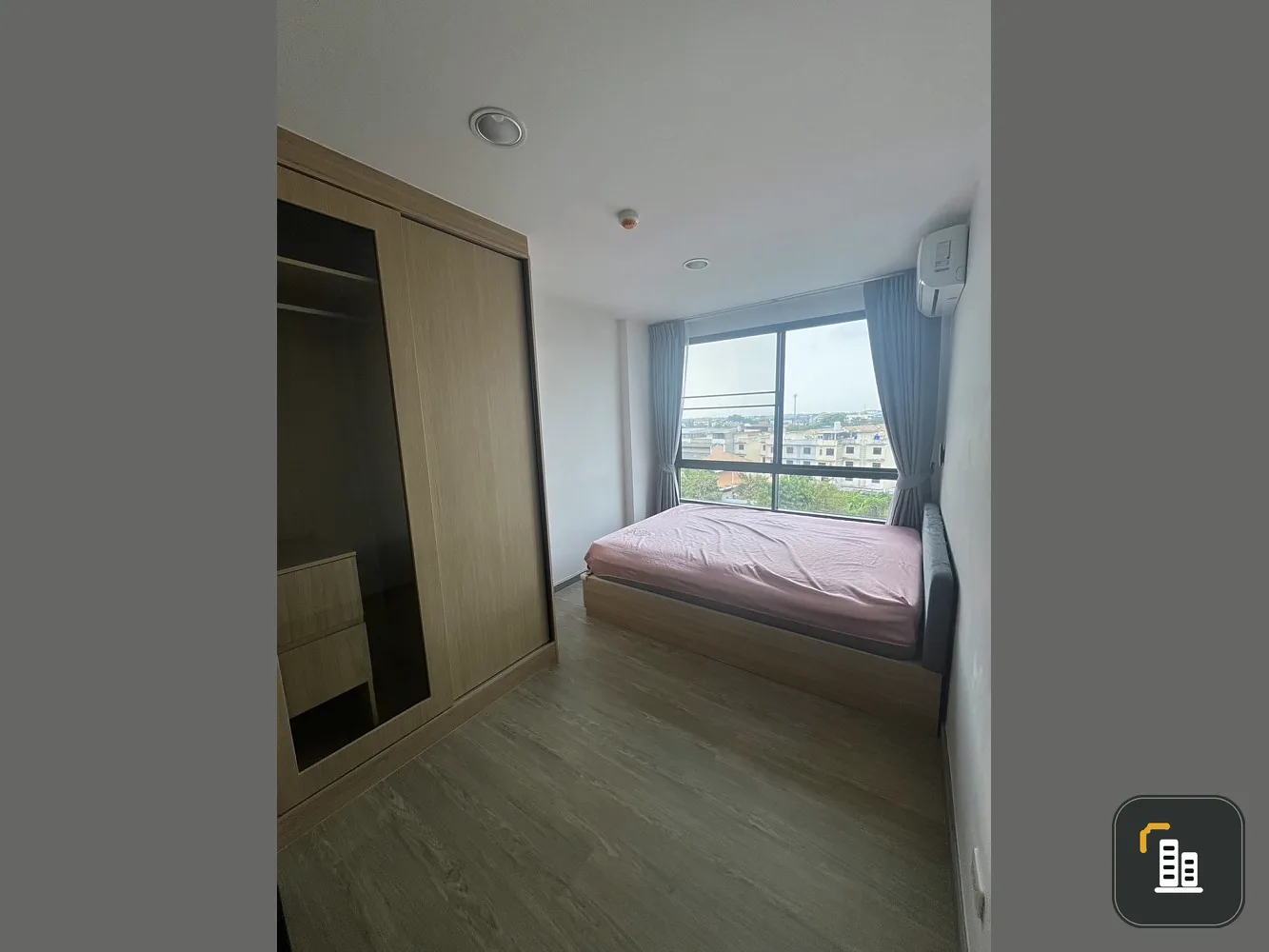 For sale: Polis Suk Sawat 64, great swimming pool view, clean and airy room, interested in owning, reserve now.